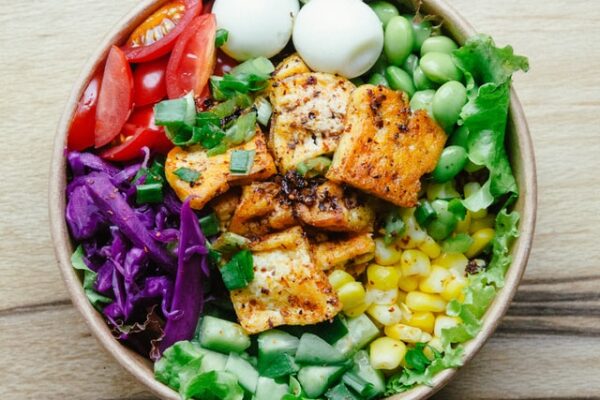 How To Make Low-Calorie Salads That Actually Taste Good