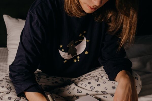 HOW TO KEEP A SPIRITUAL JOURNAL (PLUS WRITING PROMPTS TO GET YOU STARTED)
