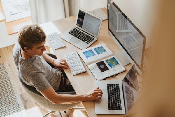 How Technology Is Changing Your Everyday Life; The Pros and Cons