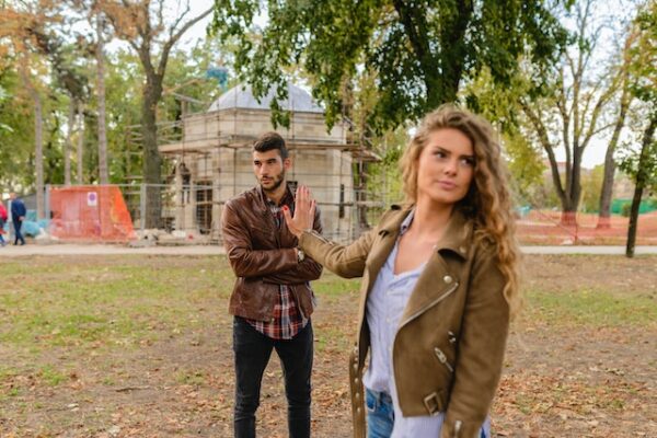 5 Mistakes Guys Make When a Girl Pulls Away